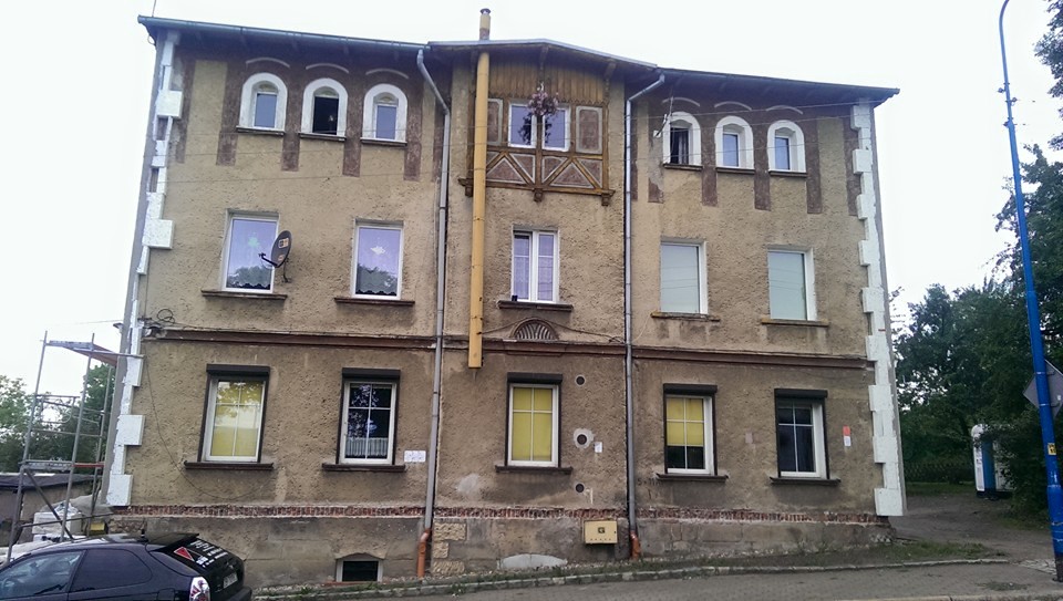Przed- Remont elewacji z dociepleniem Boguszów Gorce, ul. Sienkiewicza 29