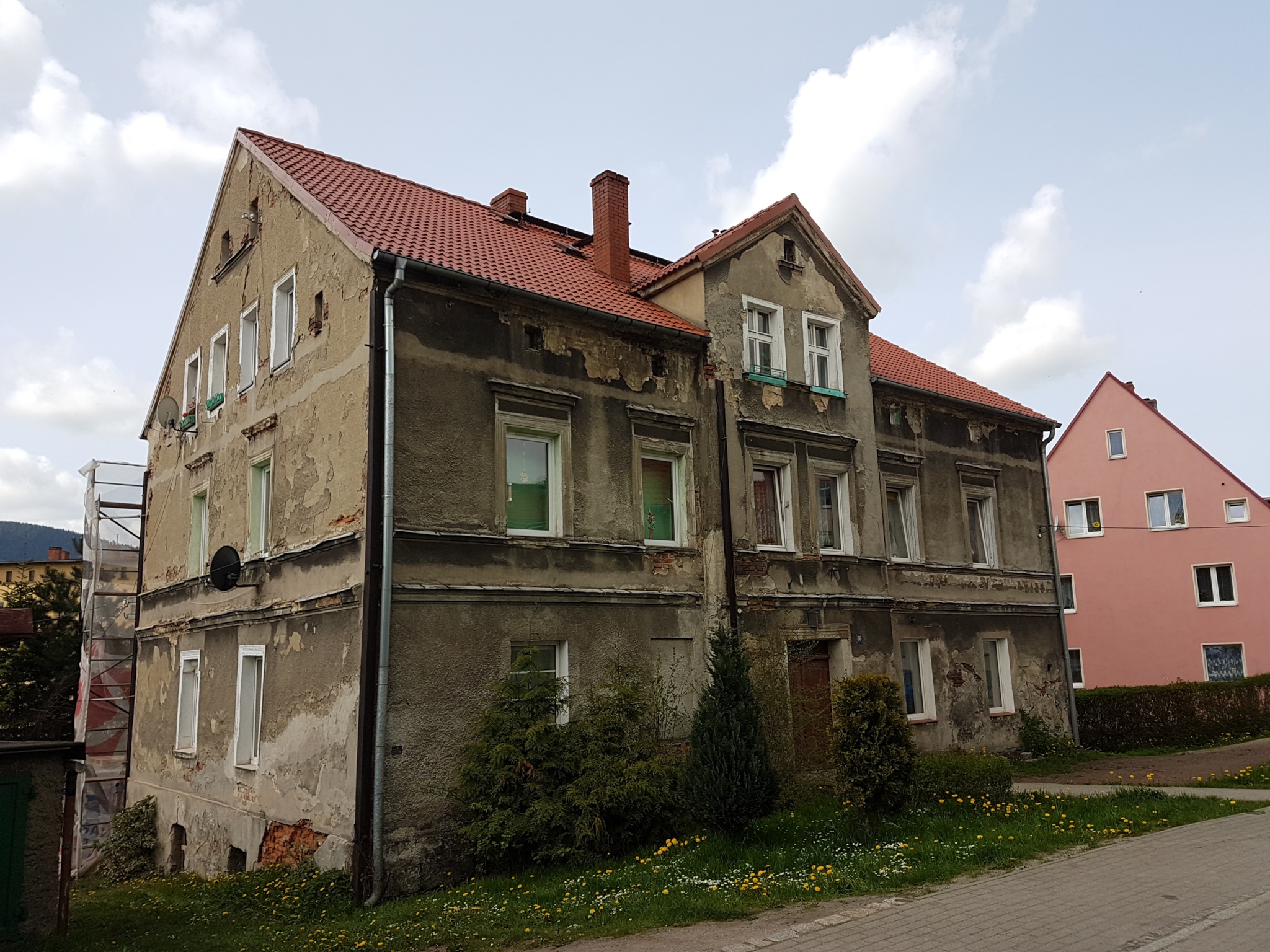 Przed- Remont elewacji z dociepleniem Boguszów Gorce, ul. Żeromskiego 36
